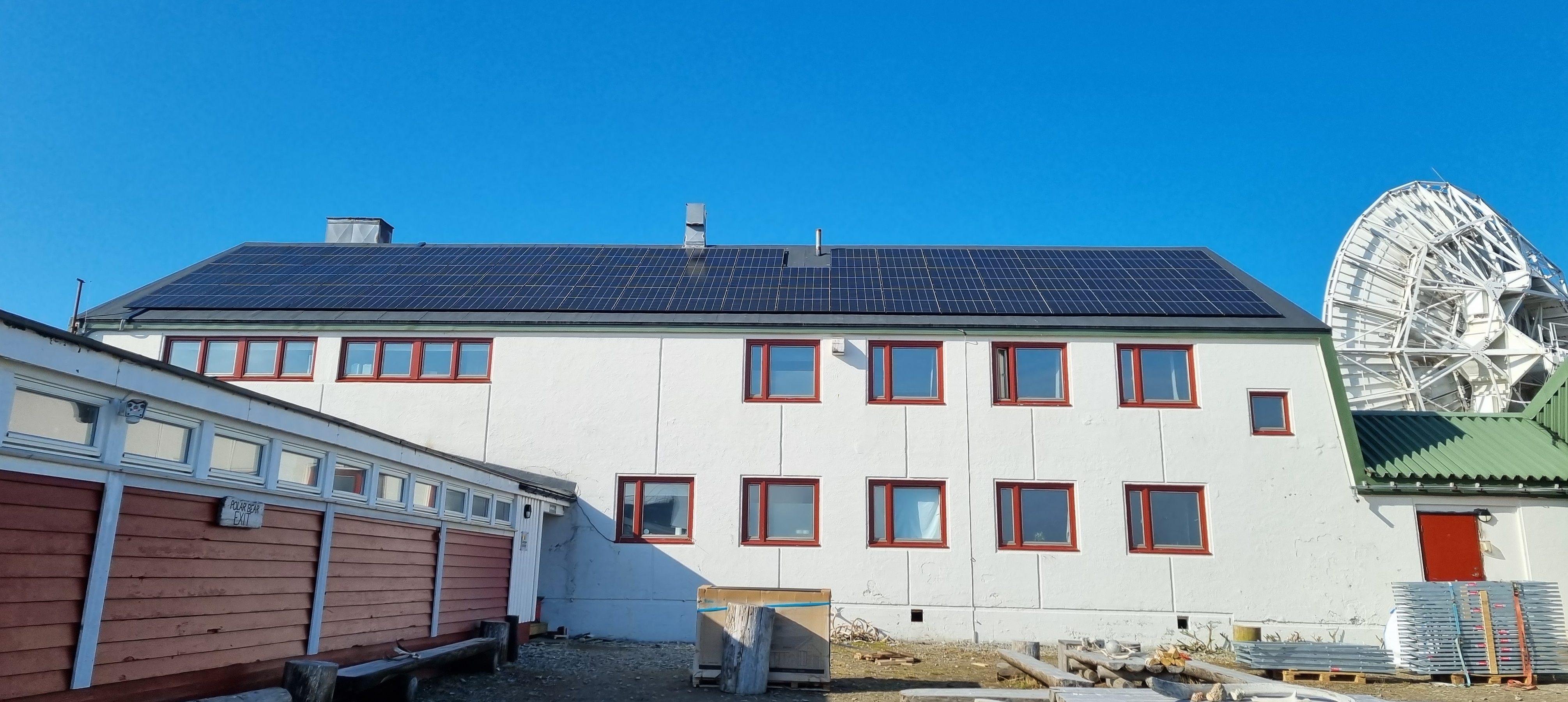 Solceller på taket på Hovedstasjonen på Isfjord Radio